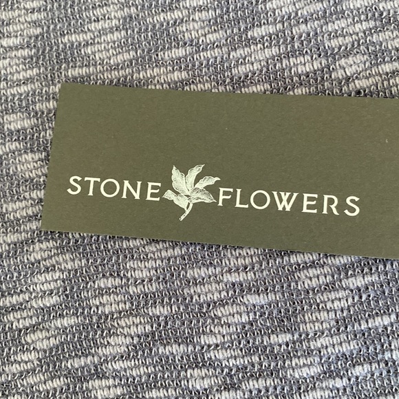 STONE FLOWERS SLEEVELESS KNIT TOP SIZE SMALL - Picture 4 of 6